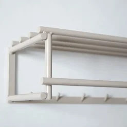Beige kapstok met hoedenplank - Bodio Buis