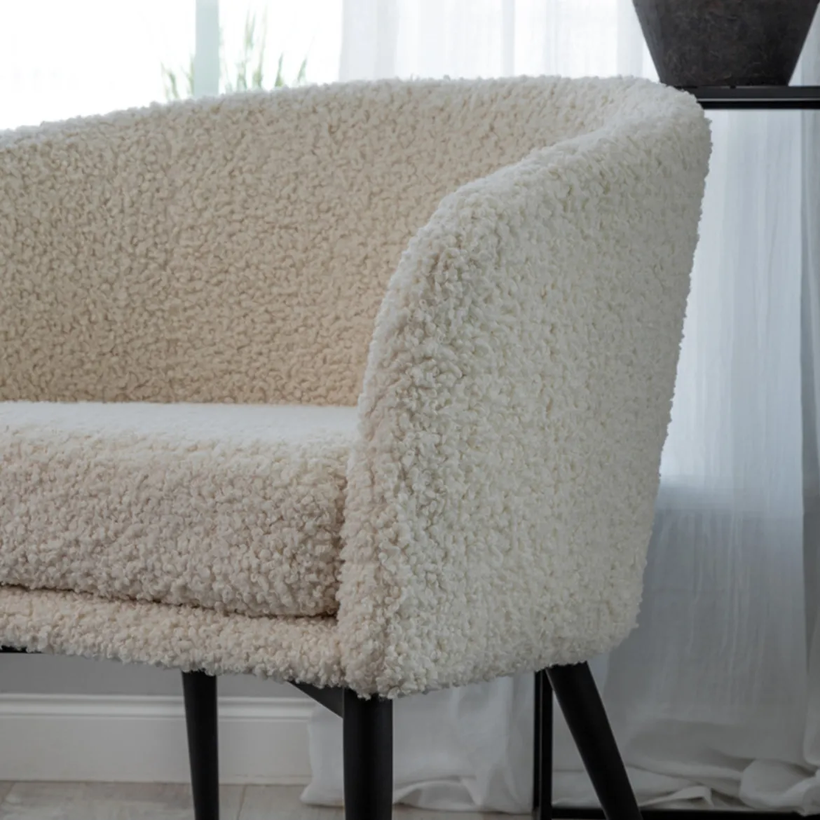 Beige teddy fauteuil zwarte poten - Lavis Fluffy