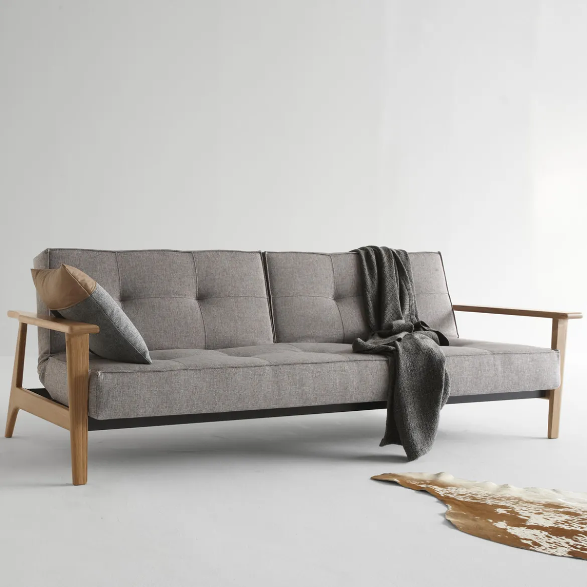 Design slaapbank met eiken armleuningen - Innovation Living Splitback Frej Natural
