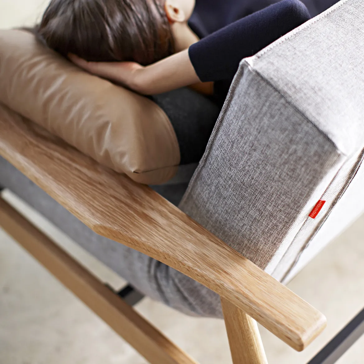 Design slaapbank met eiken armleuningen - Innovation Living Splitback Frej Natural