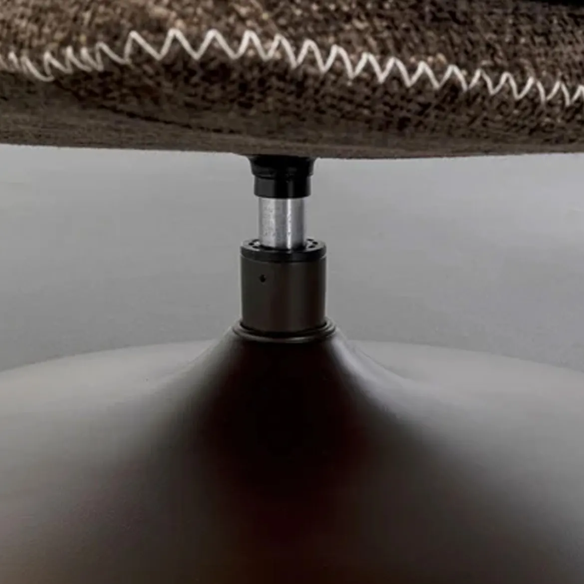 Draai fauteuil met voetenbank - Kare Design Montreal
