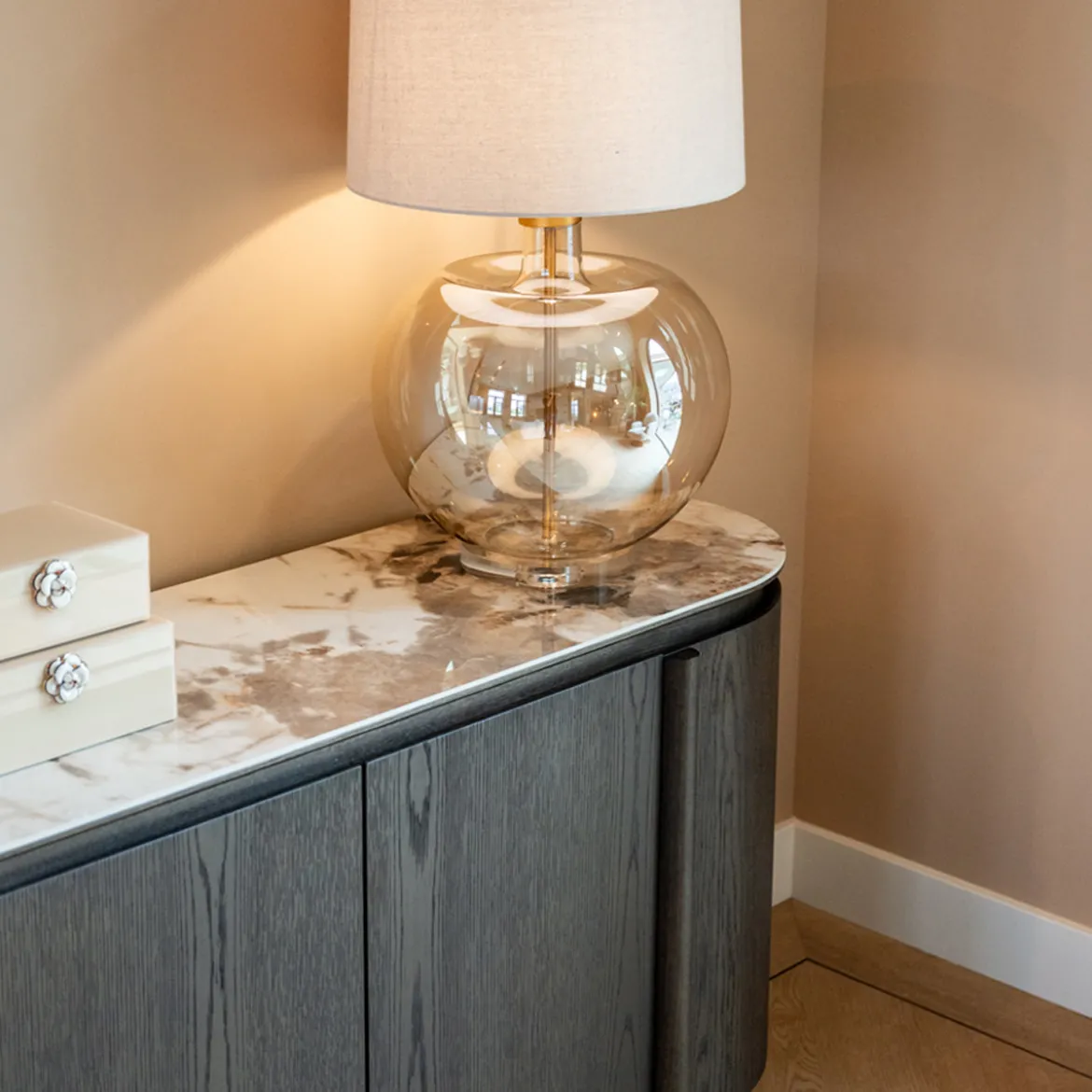 Dressoir met keramiek - Richmond Interiors Langford