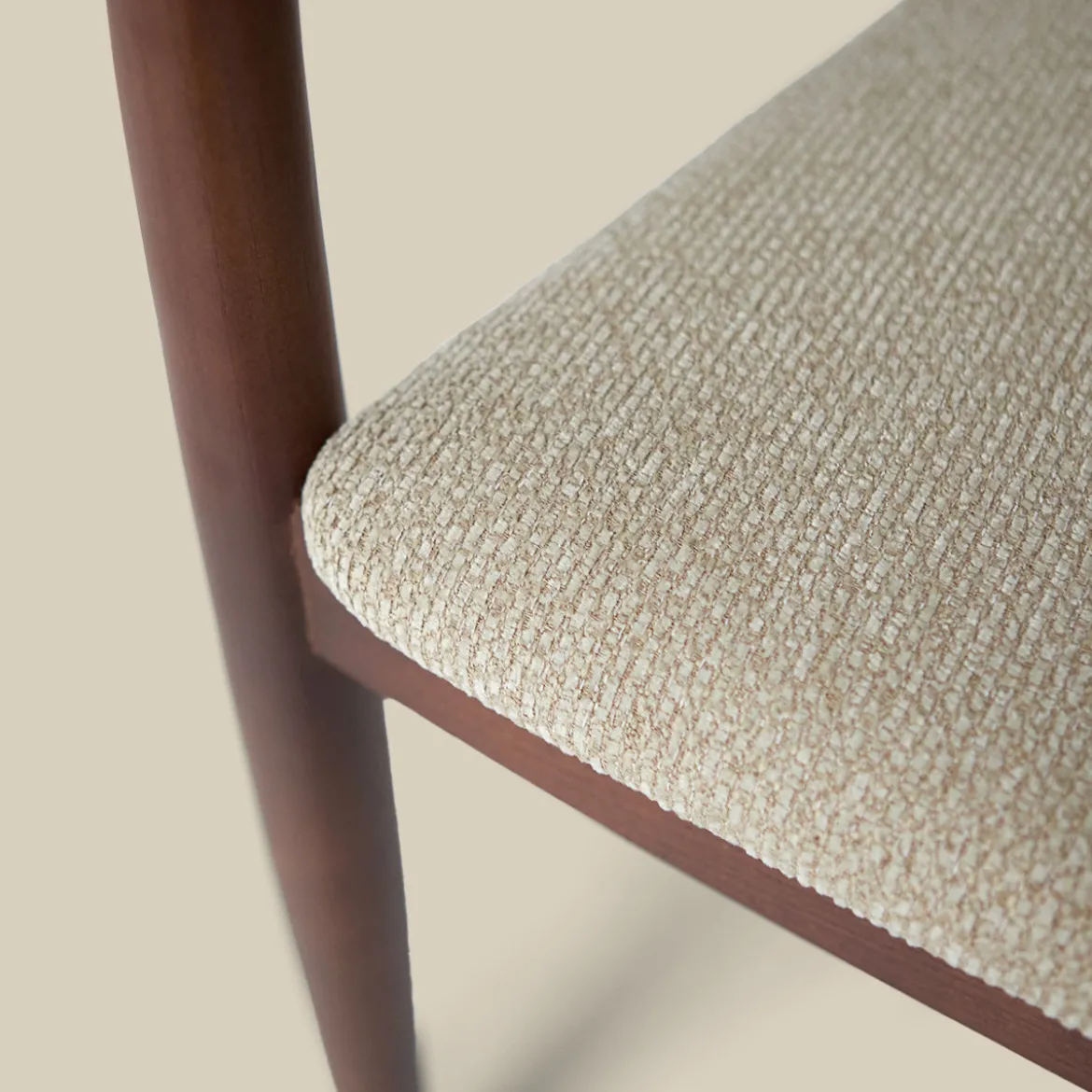 Eetkamerstoel walnoot hout met beige zitting - Bodio Sari