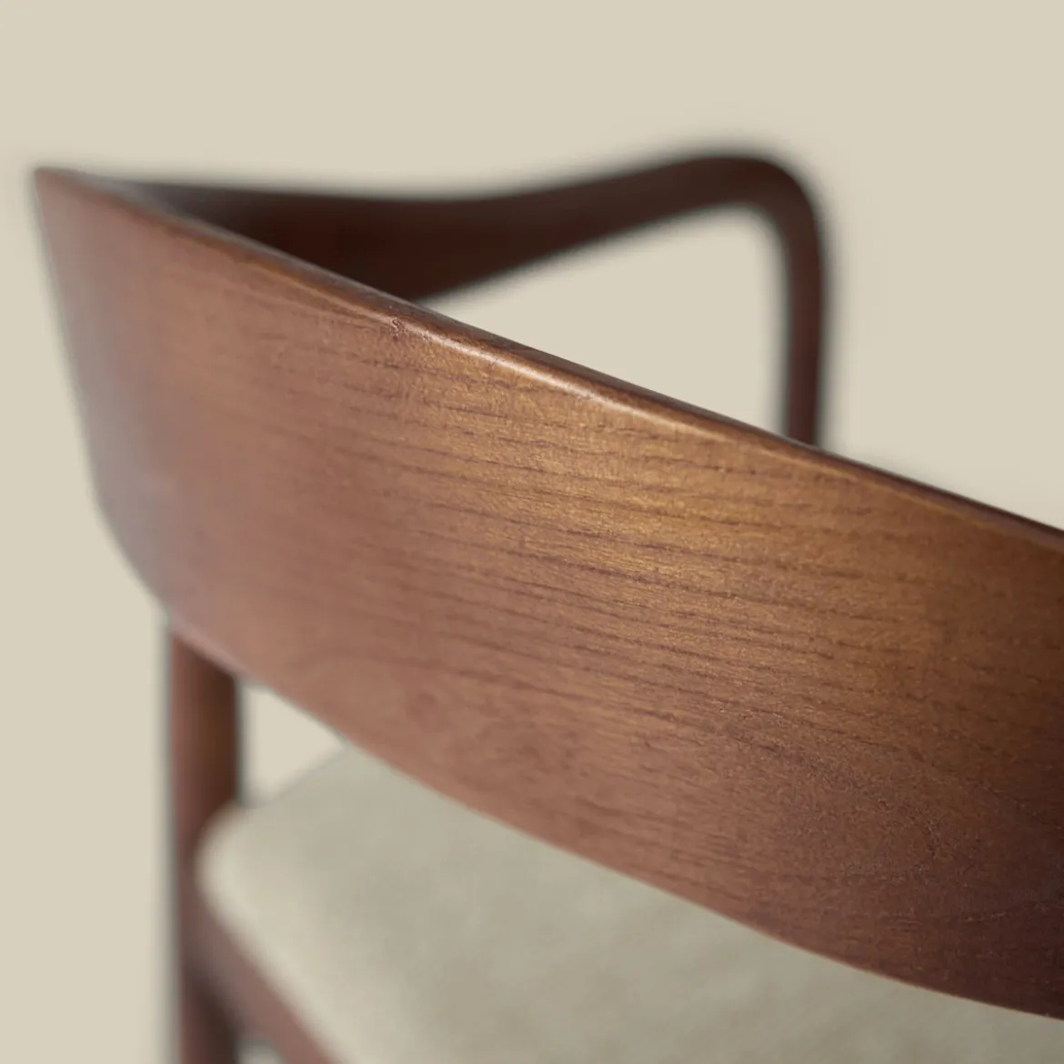 Eetkamerstoel walnoot hout met beige zitting - Bodio Sari