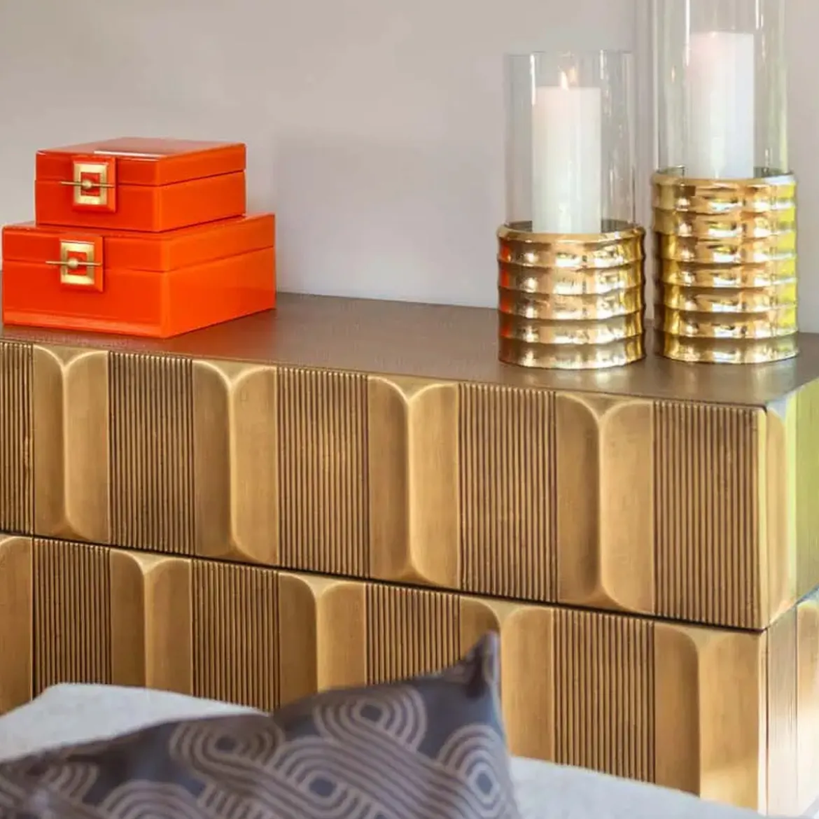 Gouden dressoir op hoge poten - Richmond Interiors Jaxx