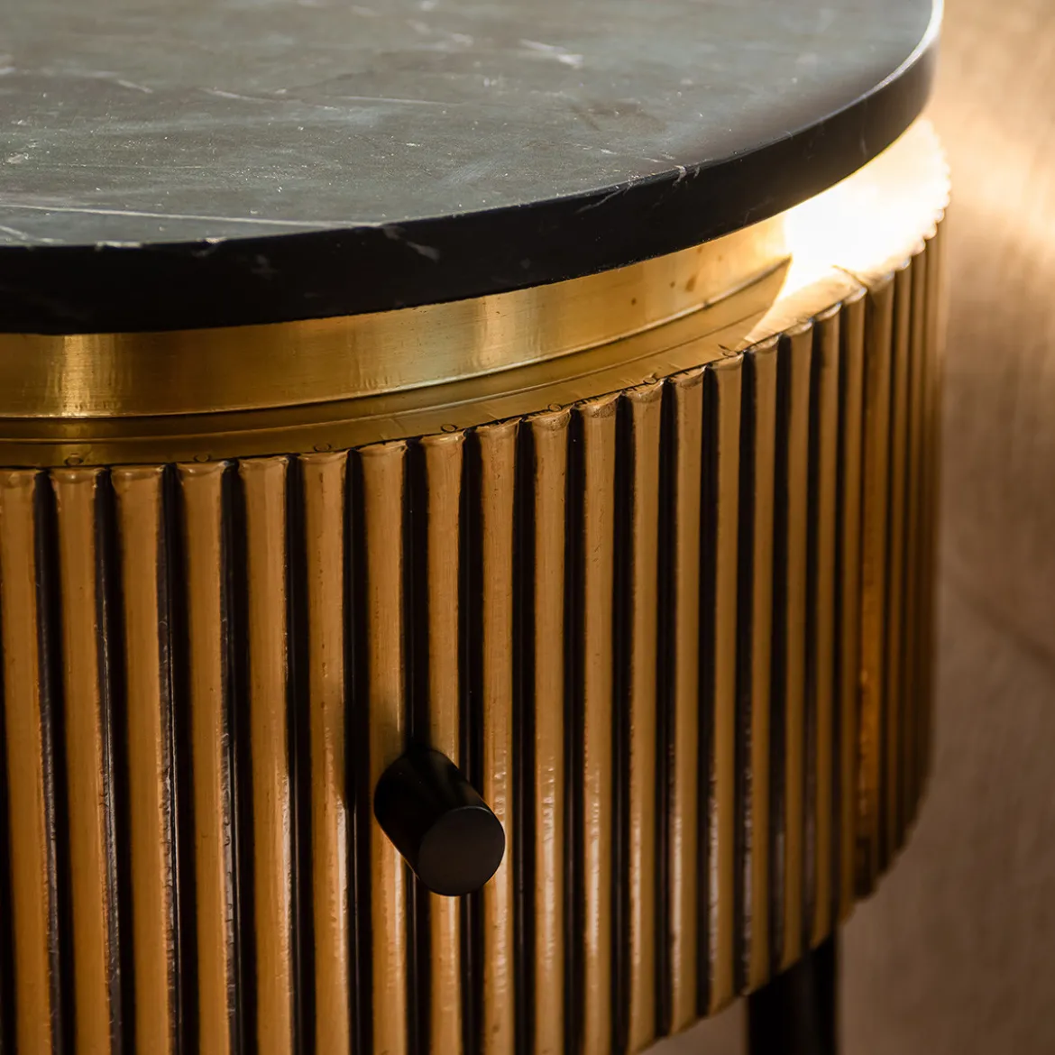 Gouden nachtkastje met ribbels - Richmond Interiors Ironville
