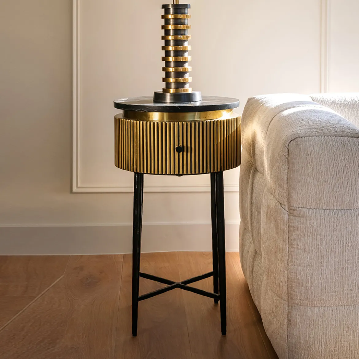 Gouden nachtkastje met ribbels - Richmond Interiors Ironville