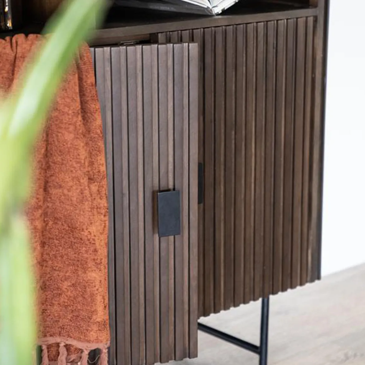 Houten boekenkast met latjes - Eleonora Remi