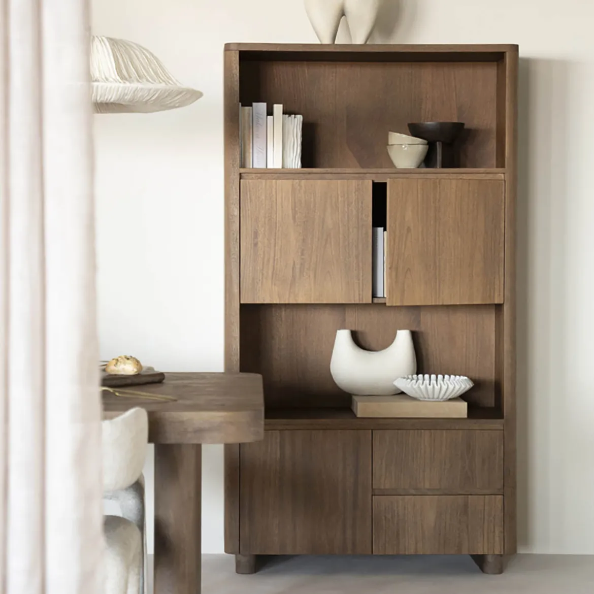 Houten kast met vakken en deuren - Eleonora Edward