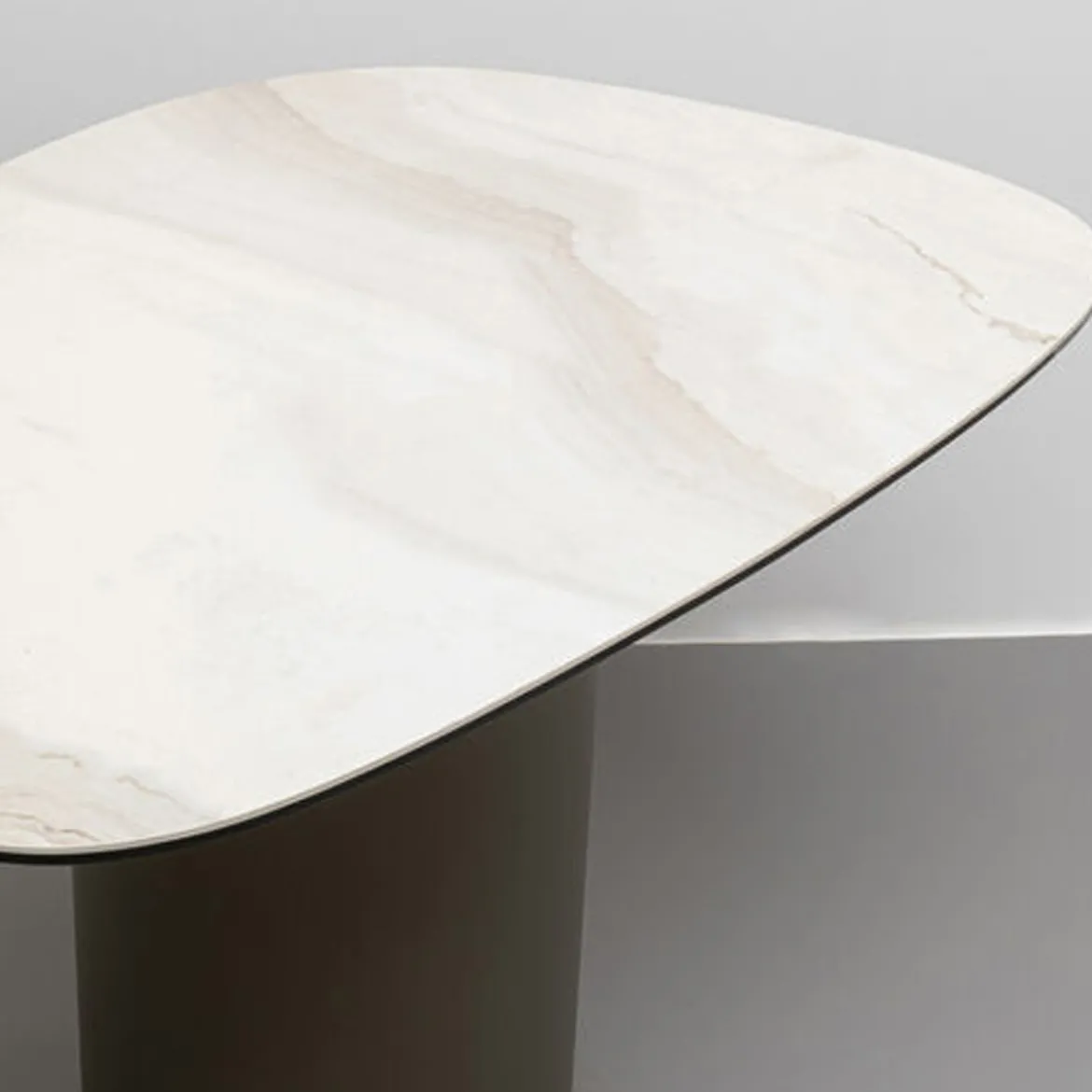 Organische bijzettafel keramiek - Kare Design Paso