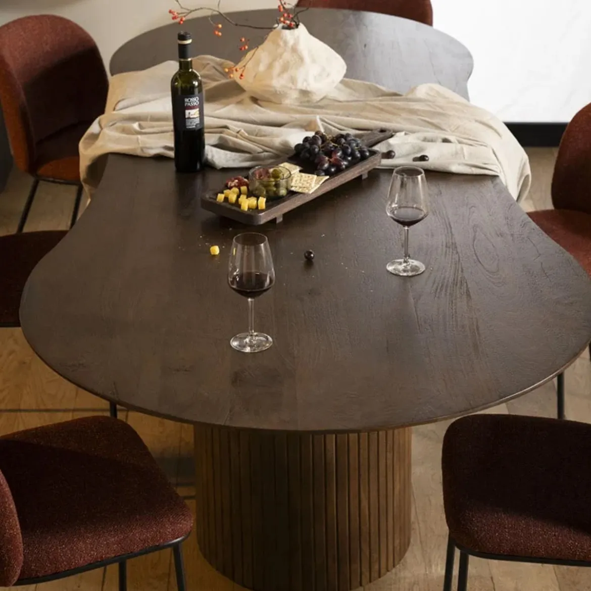 Organische vorm eettafel donkerbruin - Eleonora Jordy