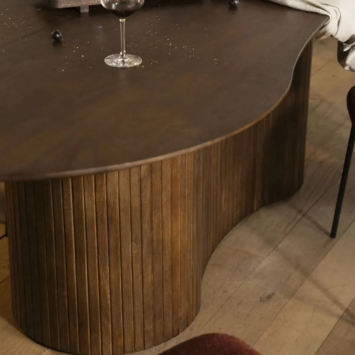 Organische vorm eettafel donkerbruin - Eleonora Jordy