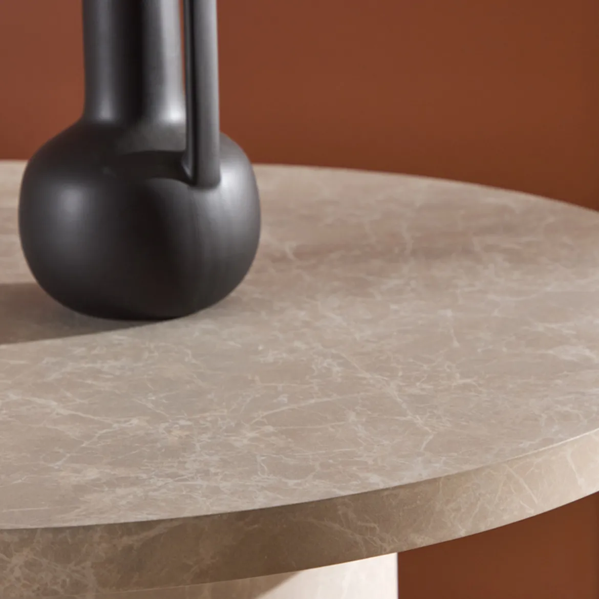 Ovale eettafel met dikke beige poten - Lavis Narvik