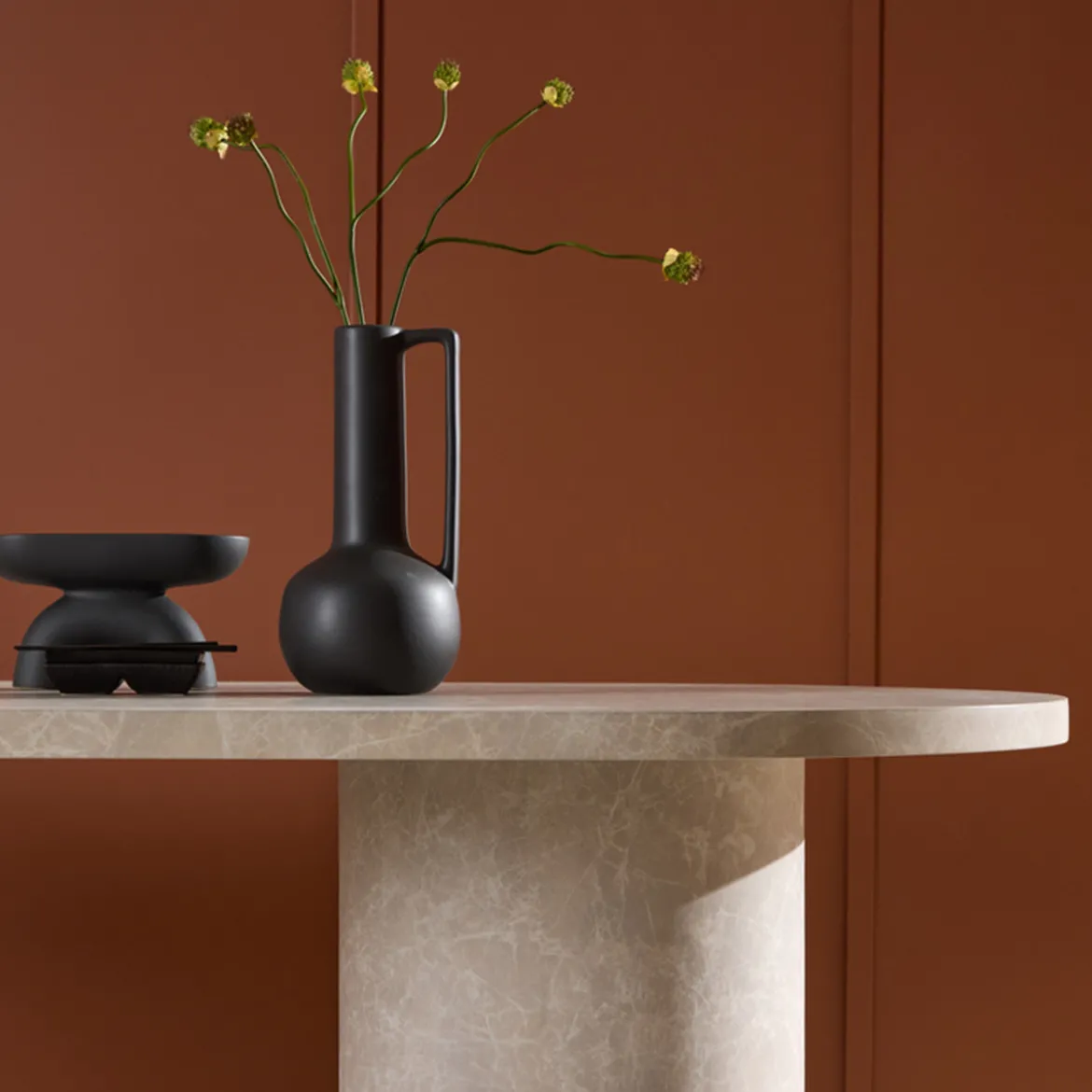 Ovale eettafel met dikke beige poten - Lavis Narvik