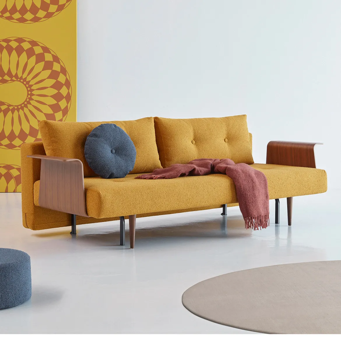 Retro slaapbank met walnoot arm - Innovation Living Recast