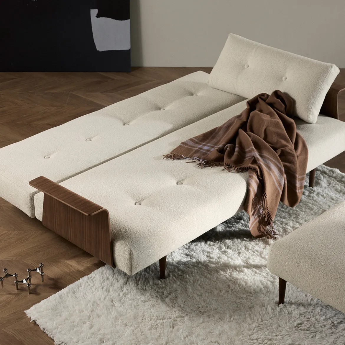 Retro slaapbank met walnoot arm - Innovation Living Recast