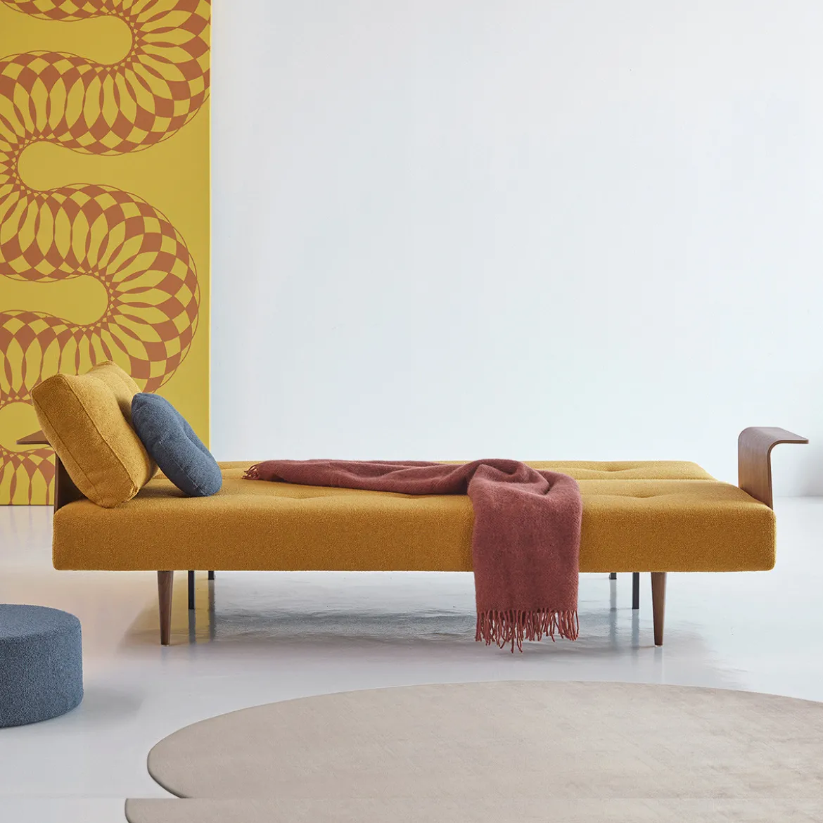 Retro slaapbank met walnoot arm - Innovation Living Recast