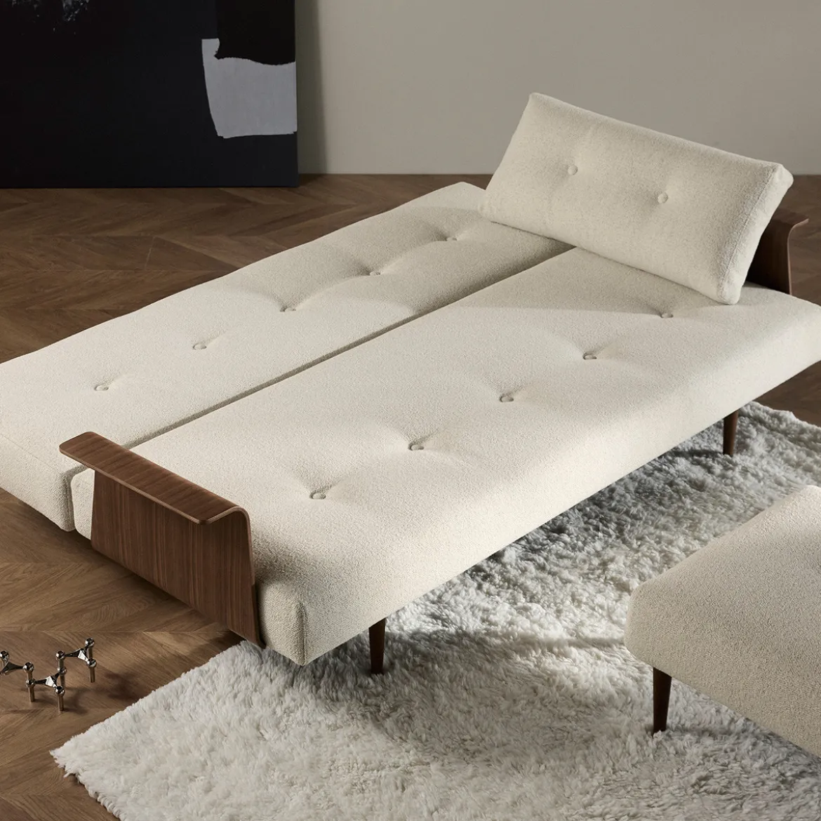 Retro slaapbank met walnoot arm - Innovation Living Recast