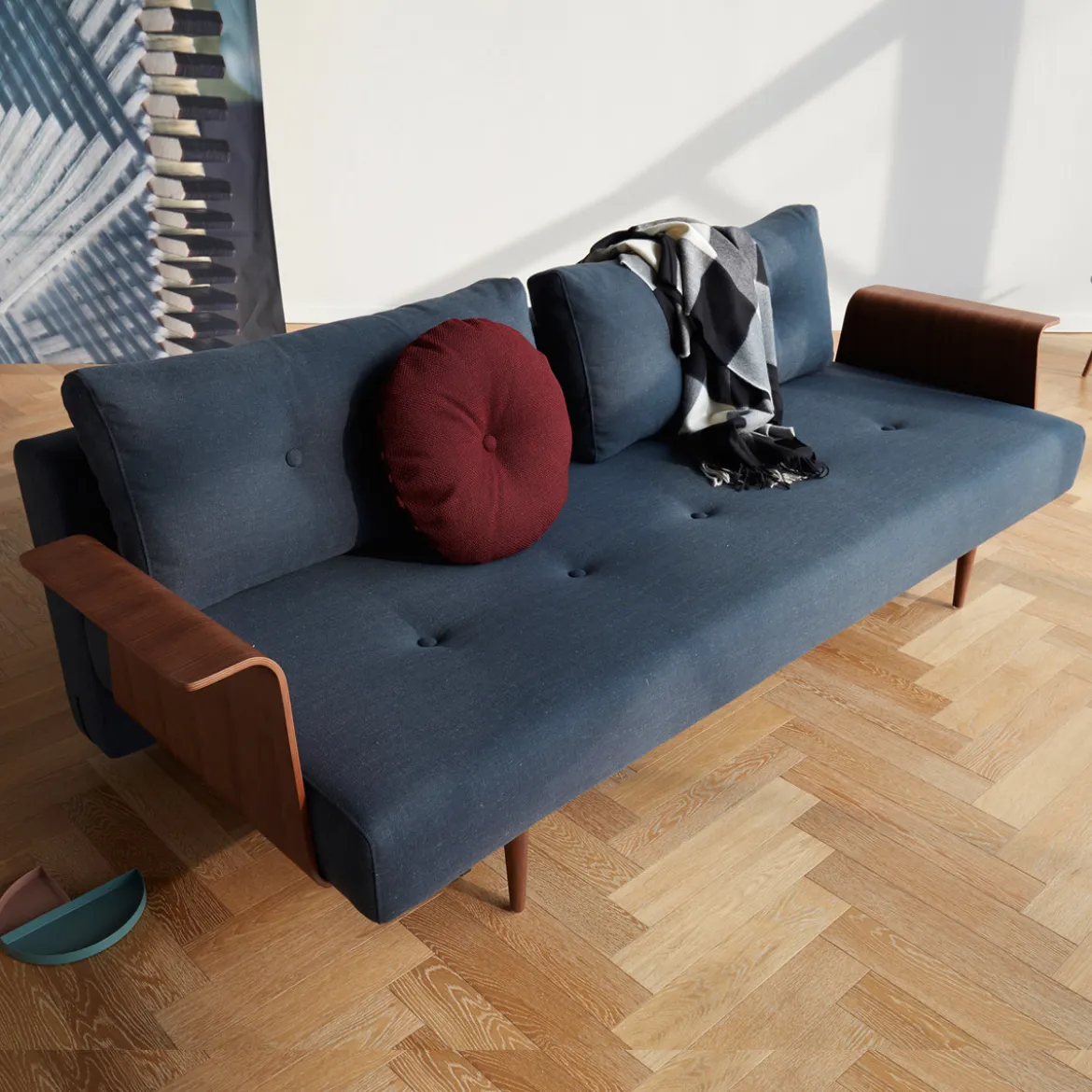 Retro slaapbank met walnoot arm - Innovation Living Recast