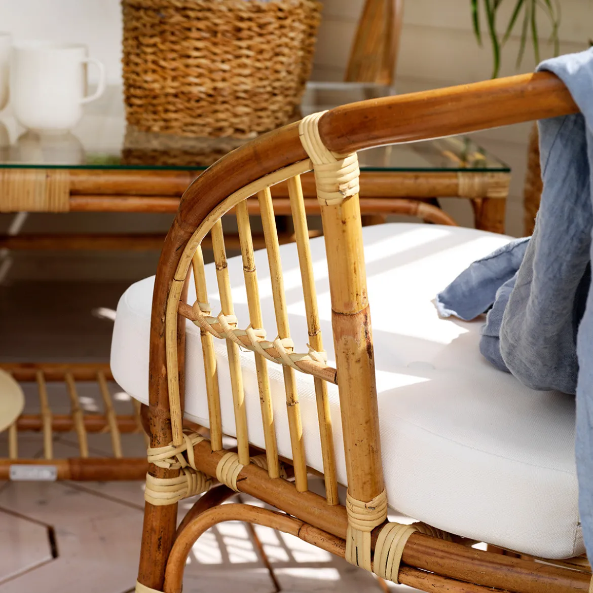 Rotan tuinbank met witte kussens - Brafab Astrakan