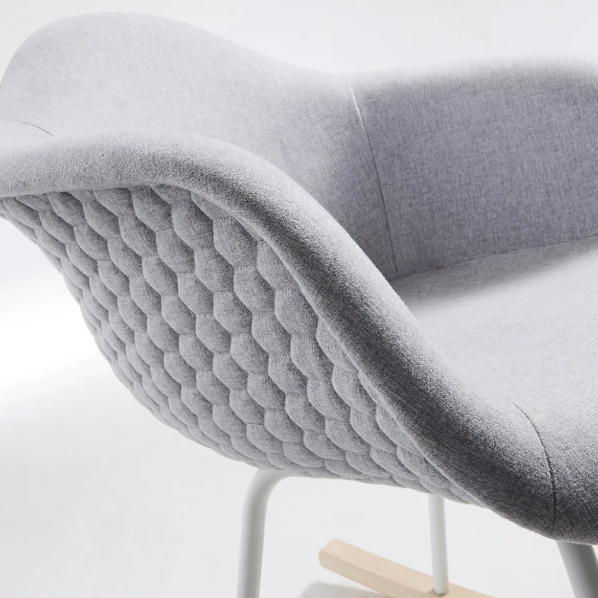 Schommelstoel quilted lichtgrijs - Kave Home Kevya