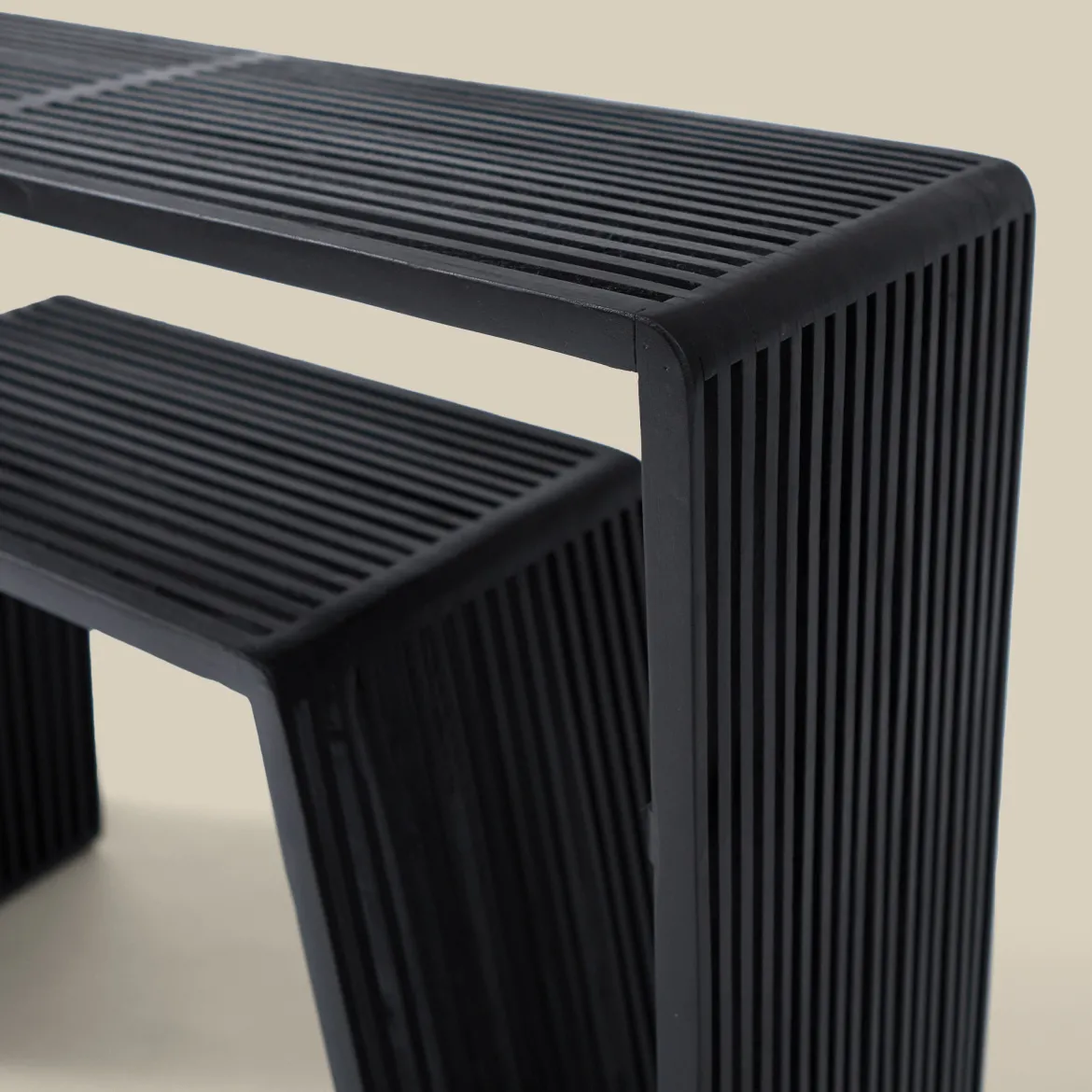 Sidetable van zwarte latjes - Bodio Teak Slats