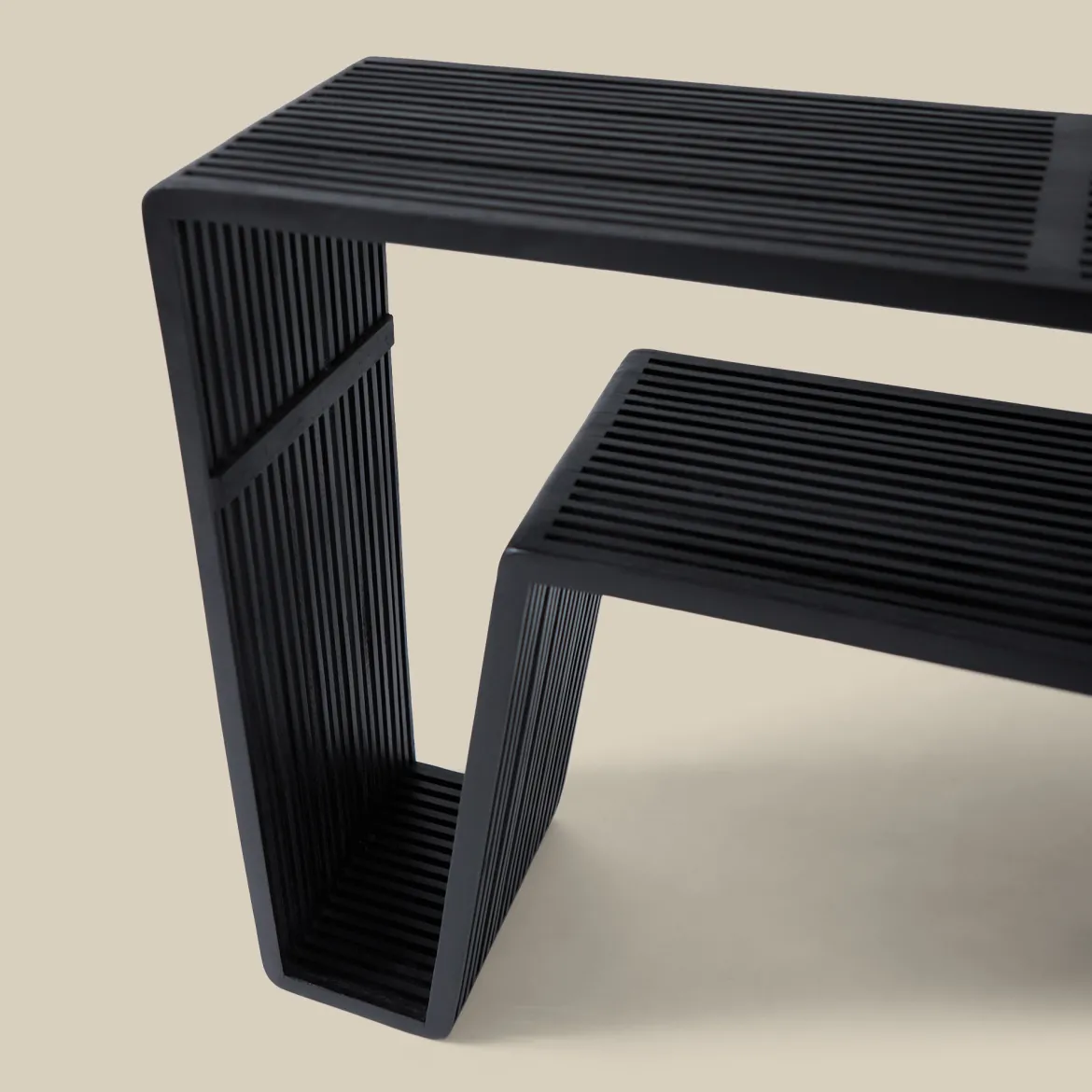 Sidetable van zwarte latjes - Bodio Teak Slats