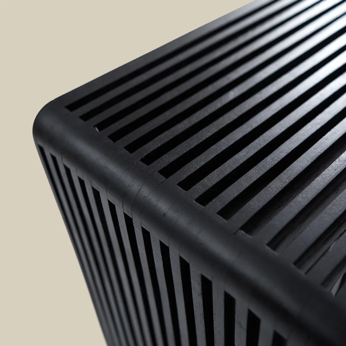 Sidetable van zwarte latjes - Bodio Teak Slats