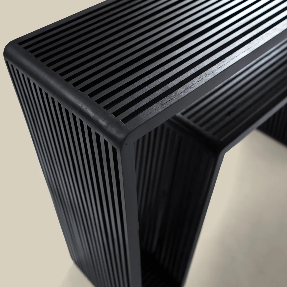 Sidetable van zwarte latjes - Bodio Teak Slats