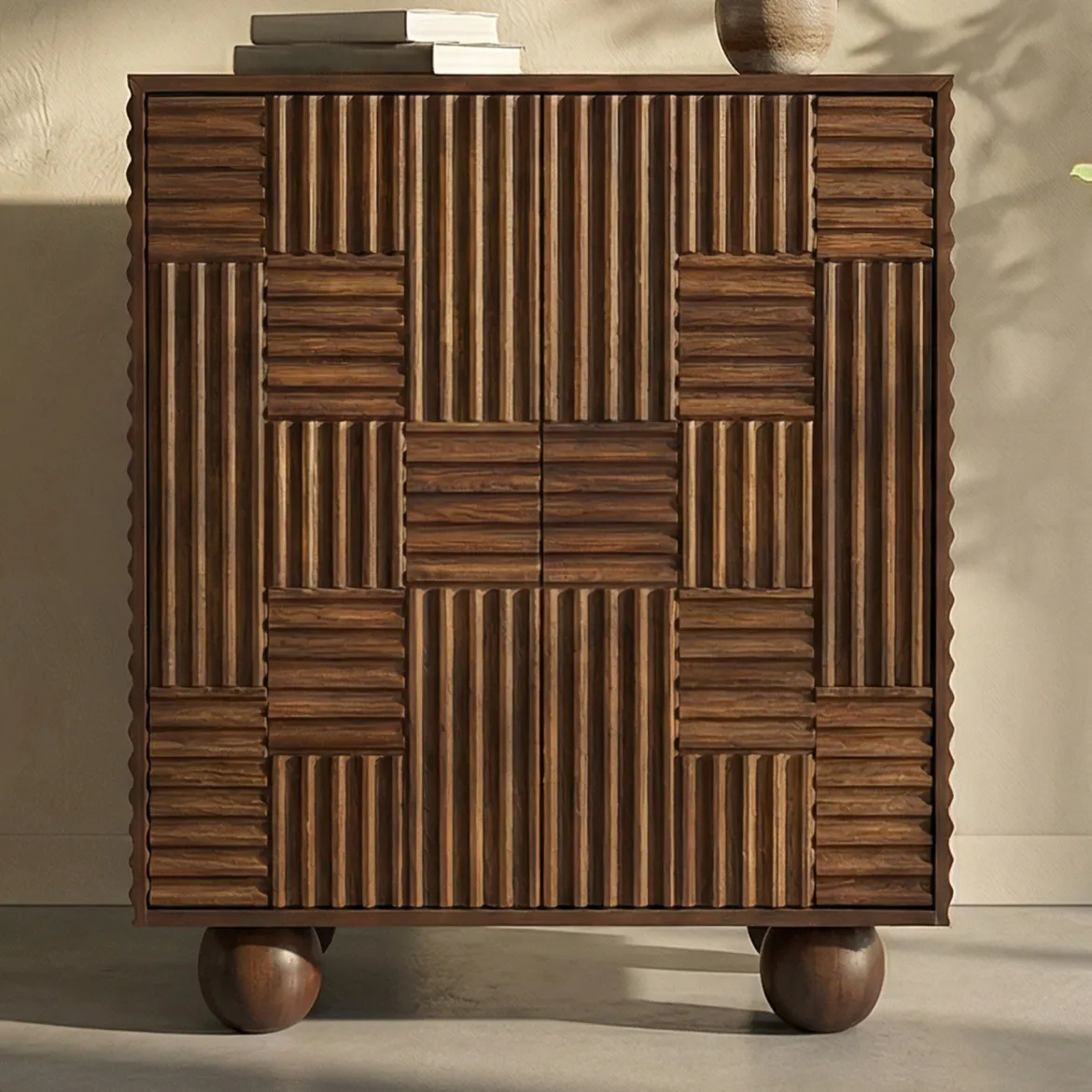 Smal dressoir kastje met houtsnijwerk - Bodio Yemi