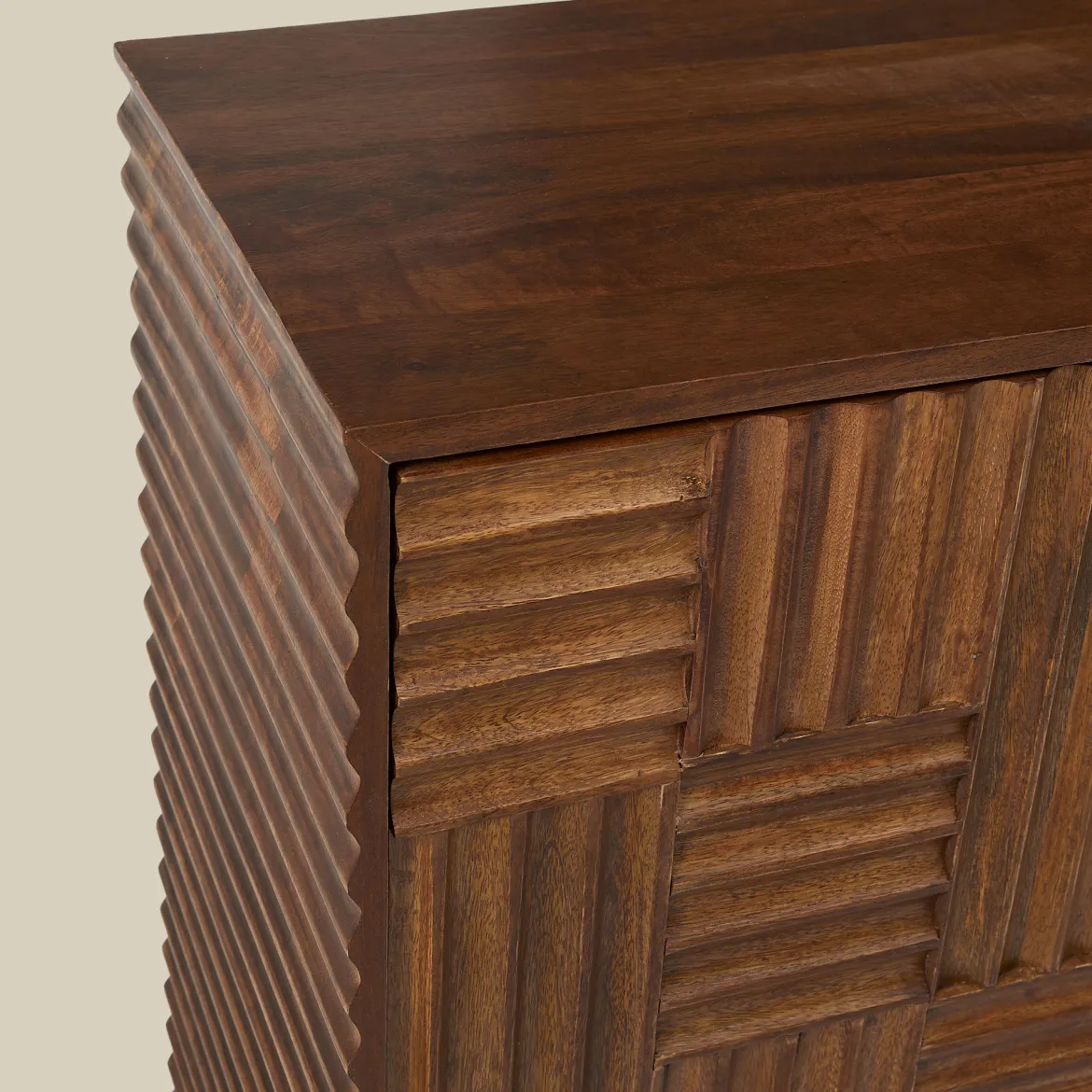 Smal dressoir kastje met houtsnijwerk - Bodio Yemi