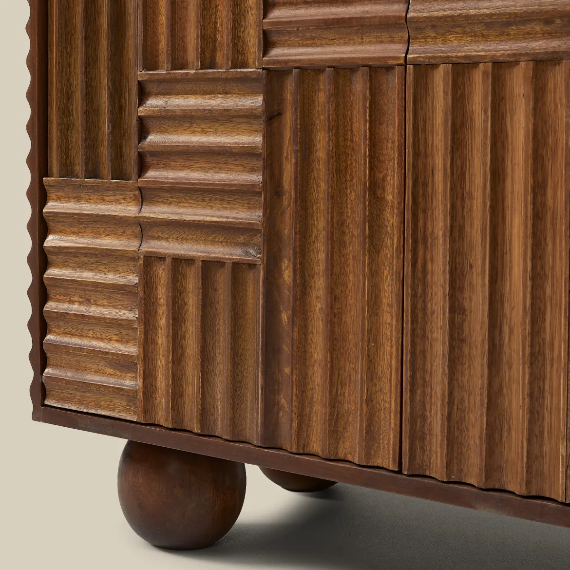 Smal dressoir kastje met houtsnijwerk - Bodio Yemi
