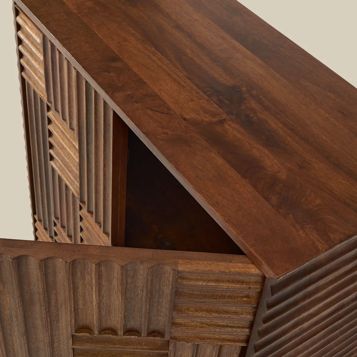 Smal dressoir kastje met houtsnijwerk - Bodio Yemi