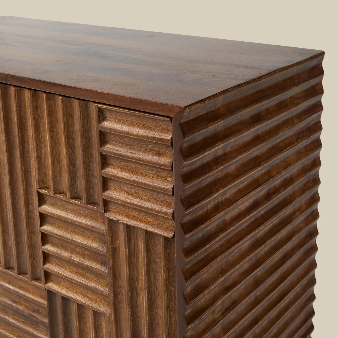 Smal dressoir kastje met houtsnijwerk - Bodio Yemi