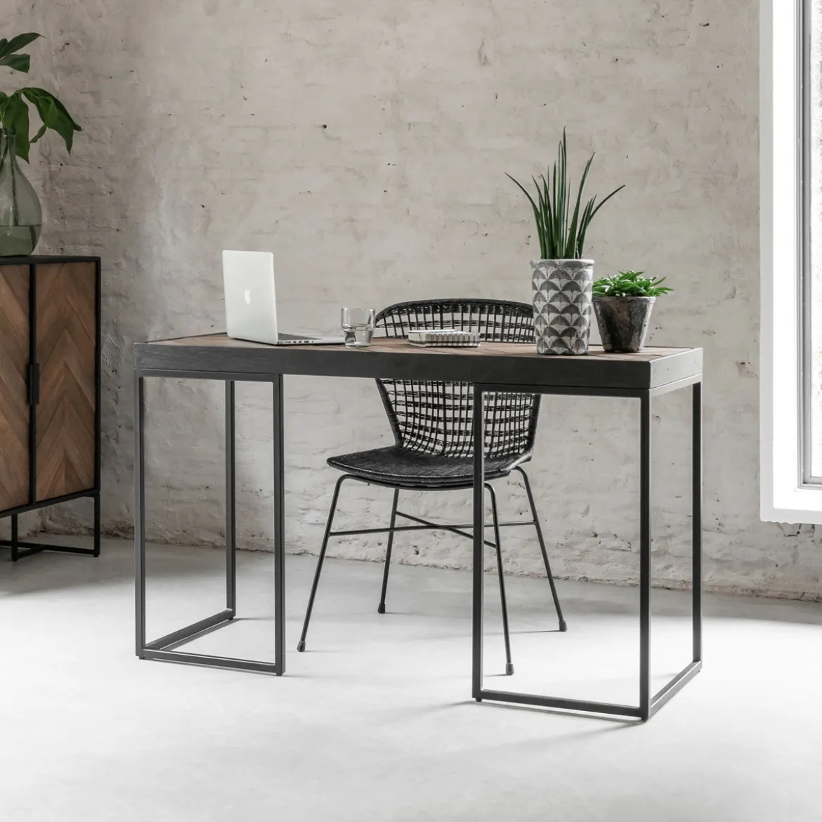 Visgraat bureau met zwart teak - DTP Home Criss Cross
