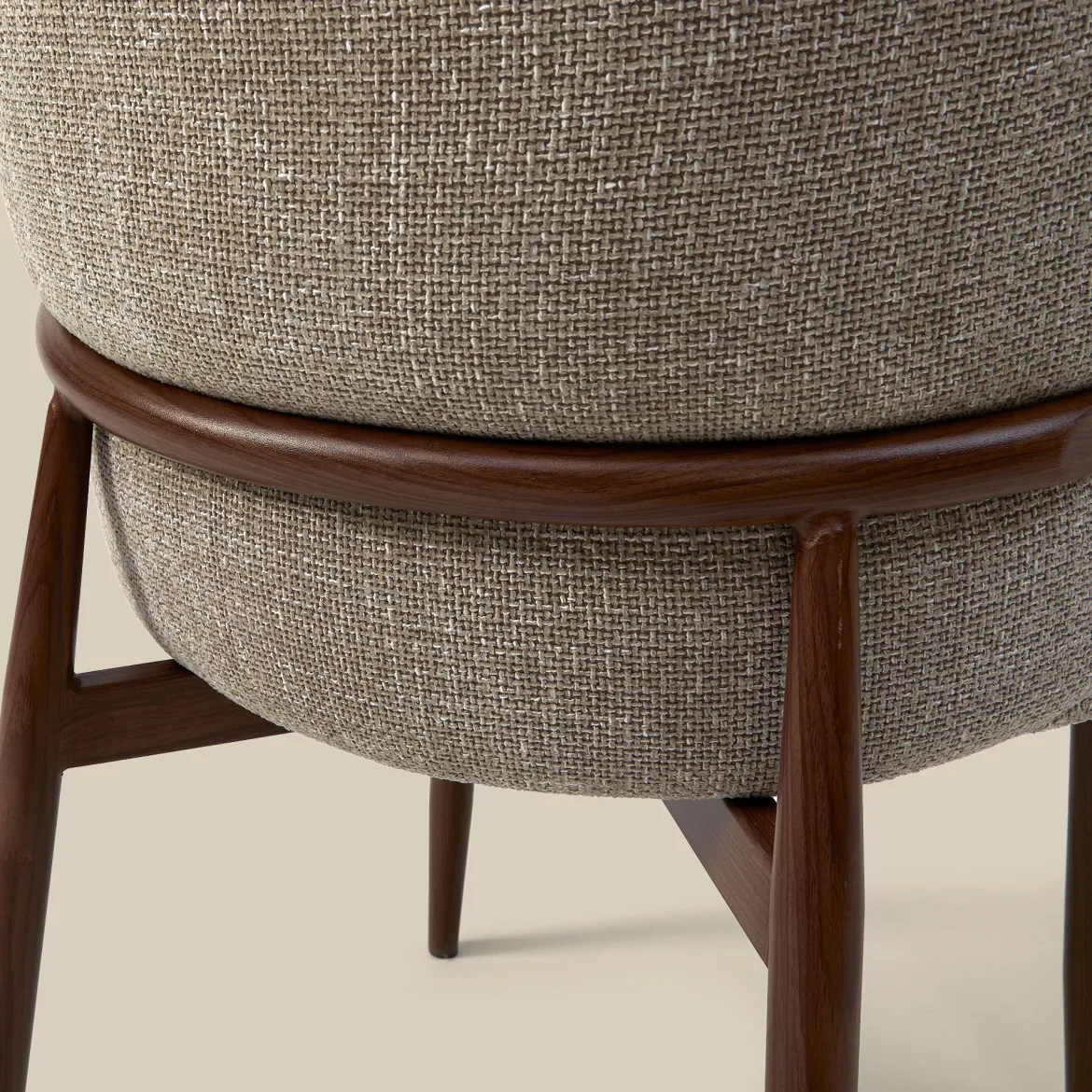 Walnoot eetkamerstoel met ronde rug beige - Bodio Maeve