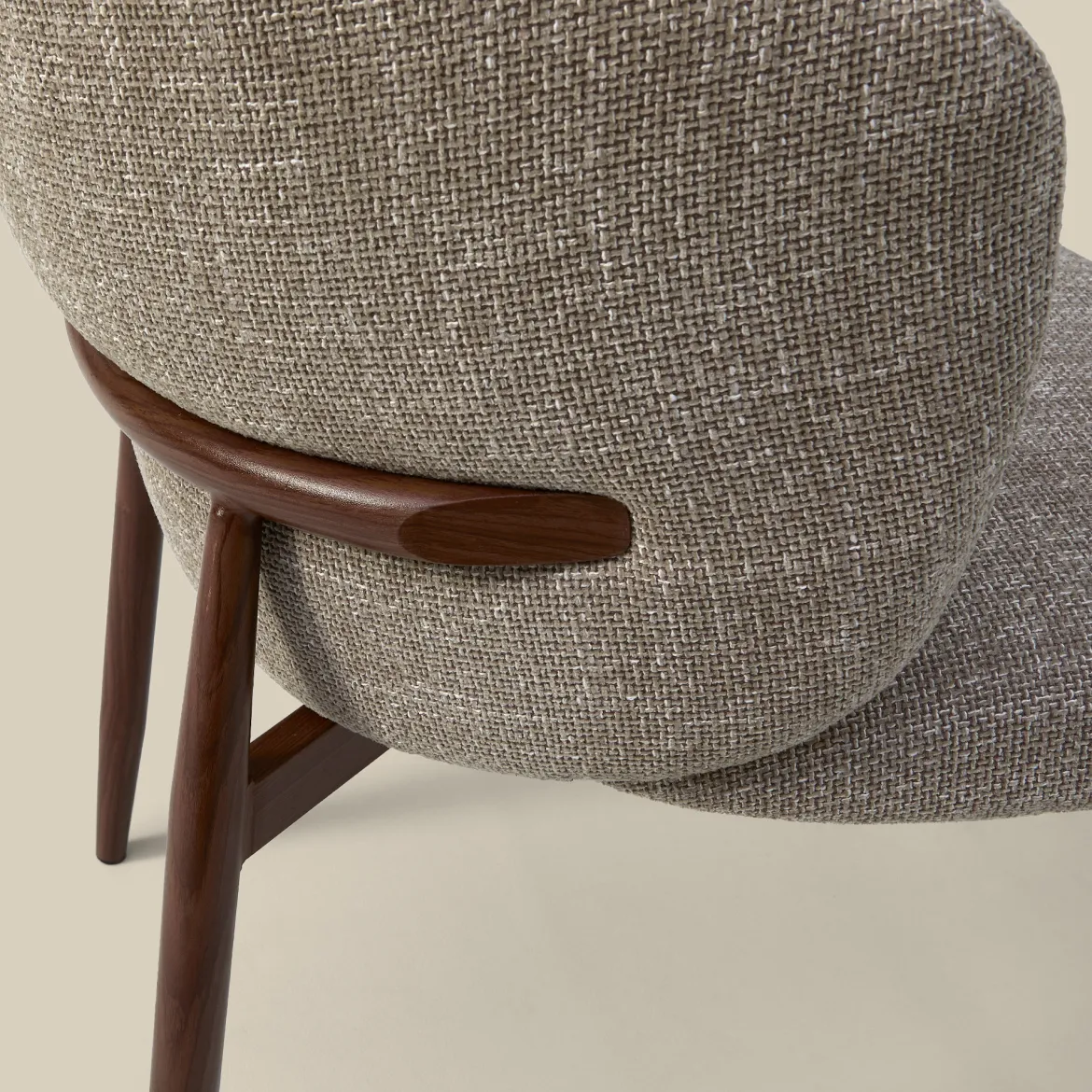 Walnoot eetkamerstoel met ronde rug beige - Bodio Maeve
