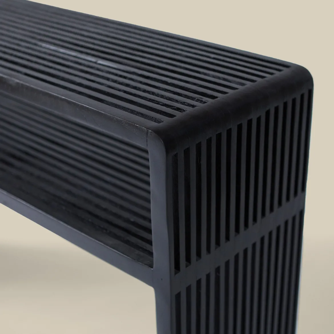 Wandtafel zwarte teak latjes - Bodio Teak Slats