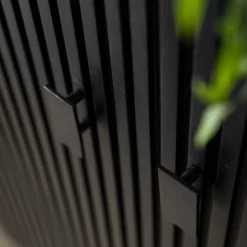 Zwarte retro kast met houten latjes - Eleonora Remi