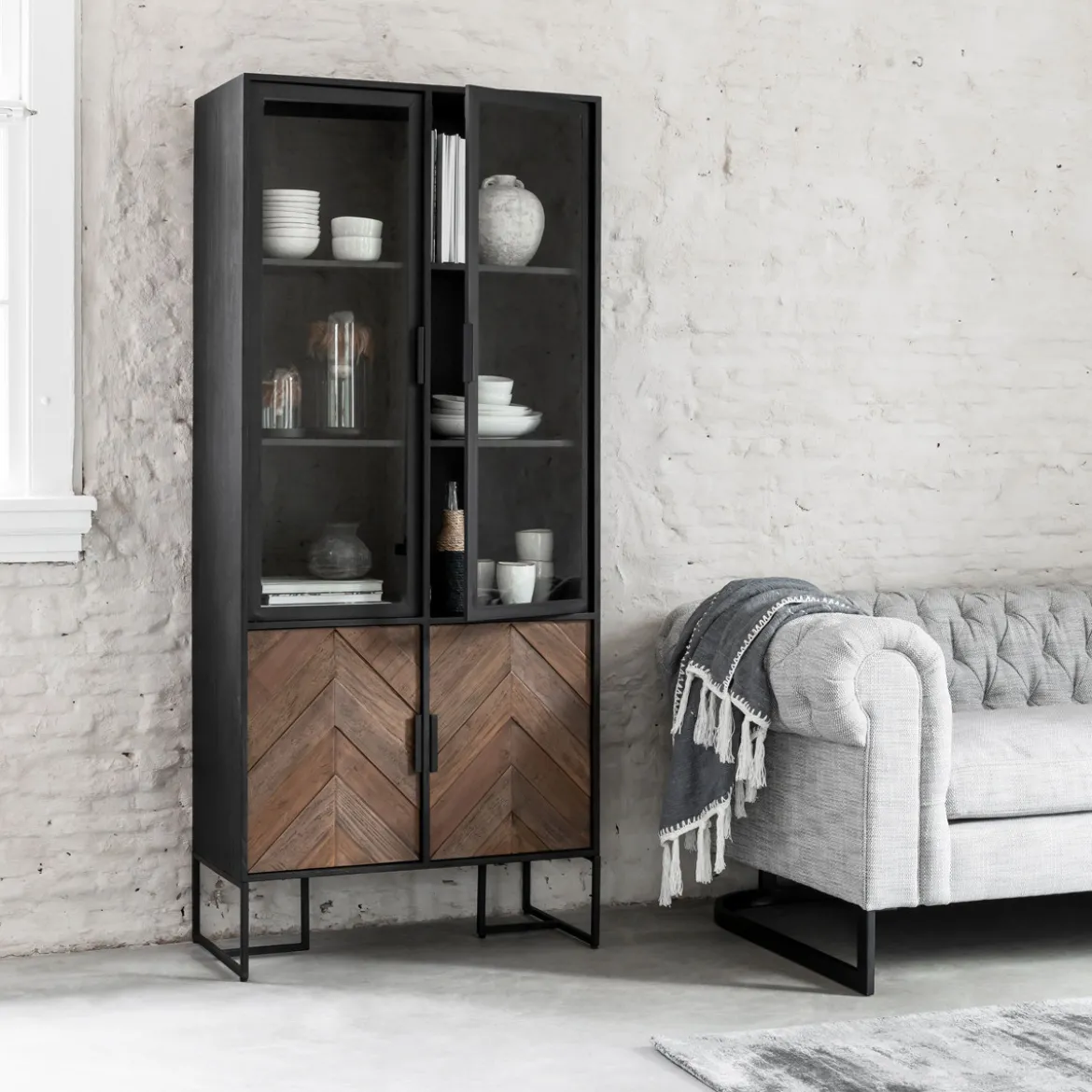 Zwarte vitrinekast visgraat - DTP Home Criss Cross