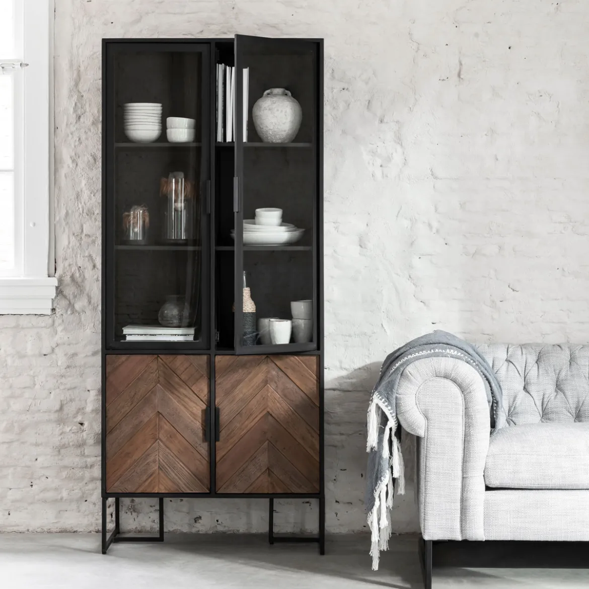 Zwarte vitrinekast visgraat - DTP Home Criss Cross