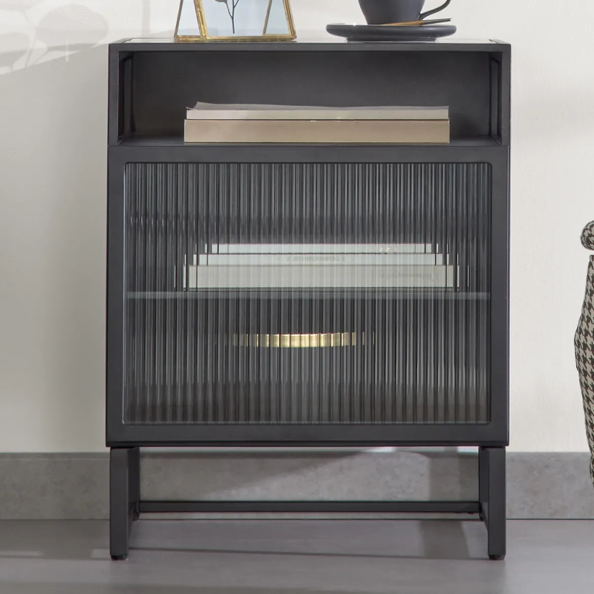 Zwart nachtkastje ribbelglas - Kave Home Trixie